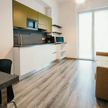 Al 13 - Lakeside Leisure & Business ستريزا